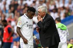 Ancelotti le ganó el duelo a Xavi Hernández en el primer clásico de la Liga de España.