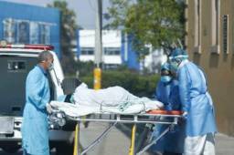 Los médicos en Honduras trabajan con equipos básicos y no de bioseguridad con pacientes con covid-19 que ya cobró la vida de dos profesionales de la salud.