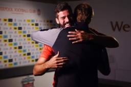 El portero Alisson fue recibido por Klopp con tremendo abrazo.