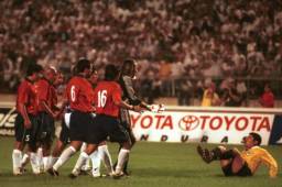 El árbitro Vivian Rodríguez tirado en el suelo mientras los jugadores de Chile yacen de pie.