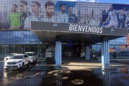 La entrada al Bronnitsy Training Centre está decorada con los colores de Argentina y adornada con sus máximas figuras.