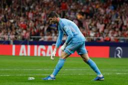 Courtois y el momento en que comenzaron a lanzarle de todo en el derbi de Madrid. Foto: EFE