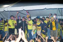 Los jugadores de Real España festejando con los aficionados en el escenario que se montó en la avenida circunvalación de San Pedro Sula. Foto Franklin Muñoz