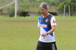 Carlos Restrepo ya siente la presión de los aficionados del Olimpia que ya piden su despido de la dirección técnica.
