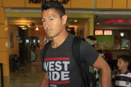 El mediocampista de la Selección de Honduras, Roger Espinoza, cuando salía desde el aeropuerto de San Pedro Sula, rumbo a Estados Unidos. Foto Delmer Martínez