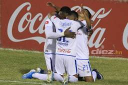 José Mario Pinto es felicitado por sus compañeros luego de anotar el segundo de sus dos tantos. El León avasalló en el complemento al Monstruo.