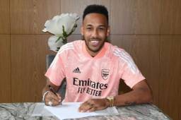 Aubameyang ha sonado para convertirse en jugador de clubes como Barcelona, pero finalmente firma su renovación con el Arsenal.