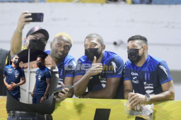 Seleccionados nacionales se hacen presente para disfrutar el partido entre Real España y Vida en el estadio Morazán.