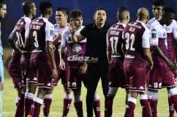 Al finalizar el primer tiempo, Centeno brindó una charla técnica en el centro del campo, pero en la segunda mitad poco o nada cambió de su equipo.