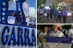 Pocos aficionados se han hecho presente en el estadio Olímpico Félix Sánchez de Santo Domingo, pero ese pequeño grupo es de catrachos que quieren ver triunfar a la H ante Cuba en la Liga de Naciones de Concacaf. FOTOS DIEZ: Erlin Varela.