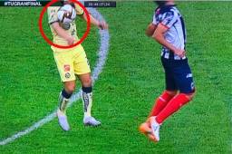 Esta mano de Richard Sánchez le quitó el gol a Roger Martínez.