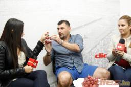 El entrenador del Real España en charla con las periodistas de DIEZ, Jenny Fernández y Karla Reyes en la previa de la final de la Liga. Foto Neptalí Romero