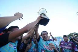 El hondureño Rambo de León celebrando la copa de la paz que ganó con el Municipal Limeño en su estreno donde anotó un golazo. Foto cortesía