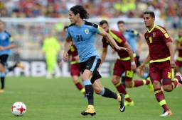 Cavani fue bien controlado por la defensa venezoalana.