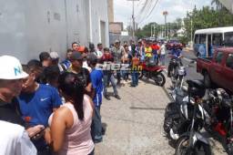 Larga fila se hizo en las afueras del estadio Morazán por comprar boletos.