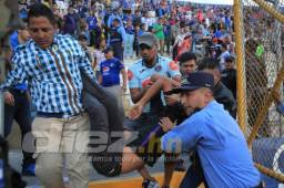 El aficionado fue atendido por la Policía Nacional, amigos y desconocidos para luego ser llevado por la Cruz Roja.