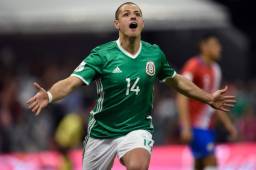 Chicarito celebrando ante Costa Rica en el estadio Azteca.