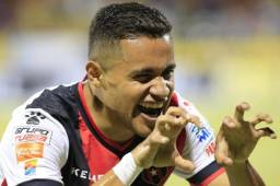 Roger Rojas celebrando uno de los tantos que le marcó al Municipal Liberia.