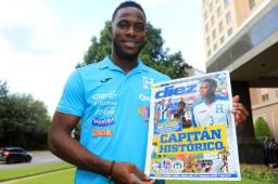 Figueroa mostró con orgullo el presente que DIEZ le regaló tras romper la marca de más juegos con la Selección Mayor. Foto: Ronald Aceituno.