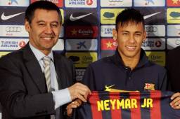 Bartomeu presentando a Neymar cuando éste fichó por el FC Barcelona en 2013.