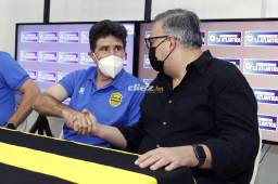 Jesús Yacamán le estrecha la mano a Héctor Vargas y le da la bienvenida al Real España. FOTO: Neptalí Romero.