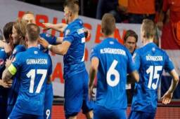 Archivo: Los futbolistas de Islandia mientras celebraban uno de sus goles.
