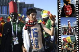 Ambas culturas decoraron el encuentro por la segunda jornada del Grupo H con sus peculiares vestimentas y accesorios referentes a su raza. Un ejemplo de la diversidad humana en el mundo.