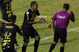 Jorge Claros no ocultó su molestia por el trabajo arbitral de Héctor Rodríguez. Foto: Alex Perez.