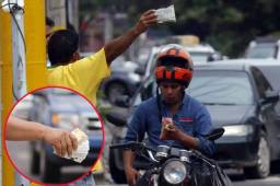 Los revendedores del mercado negro tienen acaparada una gran cantidad de boletos para el partido entre Honduras y Australia. Fotos Delmer Martínez