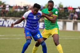 Carlos Bernárdez controla el esférico ante la marca de Kroig Noel