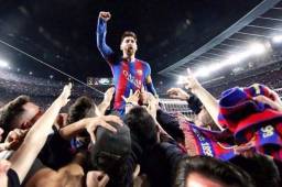 Messi celebrando con los aficionados en el Camp Nou.