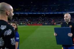 Andrés Iniesta, capitán del Barcelona, le entregó una camisa a Mascherano. ¡Para el recuerdo!