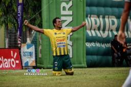 Ángel Rodríguez festeja el tanto que tiene al Guastatoya cerca de la final del Clausura en Guatemala. Foto @CD_Guastatoya