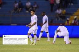 Edwin Rodríguez , Kervin Arriaga y Maynor Figueroa tras el final del encuentro ante Canadá. Foto: Neptalí Romero.