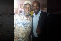 Osman Chávez junto al actor estadounidense Danny Glover. Foto @OsmanChávez