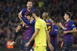 Piqué es felicitado por sus compañeros tras su anotación ante Villarreal.