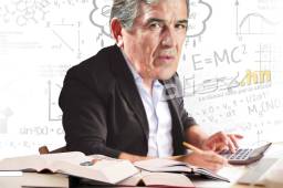 El entrenador de la Selección de Honduras, Jorge Luis Pinto, tiene que sacar la calculadora para poder llegar al Mundial de Rusia 2018. Foto ilustrada Iván Vimé