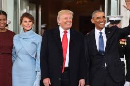 Barack Obama y Donald Trump se abrazaron y saludaron a los presentes en la ceremonia de premiación de Donald Trump.