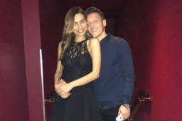 Esta es la foto que publicó Mesut Ozil y que confirma que está más que enamorado.