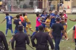 Ovidio Lanza intervino para separar jugadores y terminó recibiendo varios empujones.