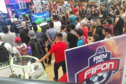 Los asistentes al torneo de FIFA que se está desarrollando en Tegucigalpa.