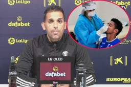 El segundo entrenador del Cádiz, Roberto Perera, asistió a la rueda de prensa ya que el primer técnico, Álvaro Cervera, fue suspendido cuatro partidos. Fotos cortesía