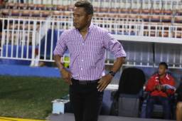 Pese a la humillante derrota ante Olimpia, la dirigencia del Vida confirmó la continuidad de Carlos Pavón. Foto Juan Salgado