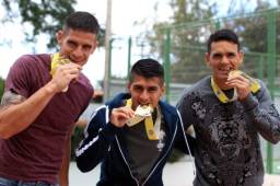 Los tres extranjeros de Motagua posaron orgullosos con la medalla de campeón.