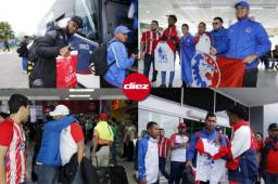 Muchos aficionados recibieron al Olimpia en el aeropuerto Villeda Morales de La Lima, Cortés y aprovecharon para tomarse fotografías con sus ídolos. FOTOS: Neptalí Romero.