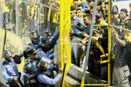 Momentos cuando aficionados del Real España rompen uno de los portones de sol sur en el estadio Morazán.