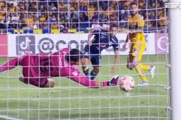Video: La gran atajada del portero Jonathan Rougier a André-Pierre Gignac en el Tigres vs Motagua