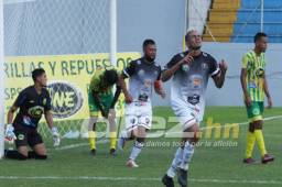 Edwin Álvarez celebra su gol marcado al Parrillas One en el estadio Morazán.