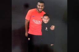 Ángel Lizardo posando con Rafinha. El pequeño hondureño regresará en abril a Barcelona para jugar con los culés la Copa Mediterranean International.