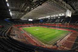 El estadio Millennium Stadium tiene el techo cerrado.